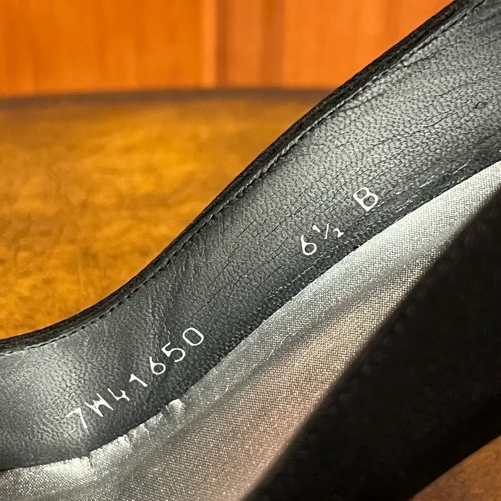 STUART WEITZEMAN KITTEN PUMP SIZE 6½ WITH A 2 ½” HEEL AND RHINESTONE ACCENTS. - Picture 7 of 11